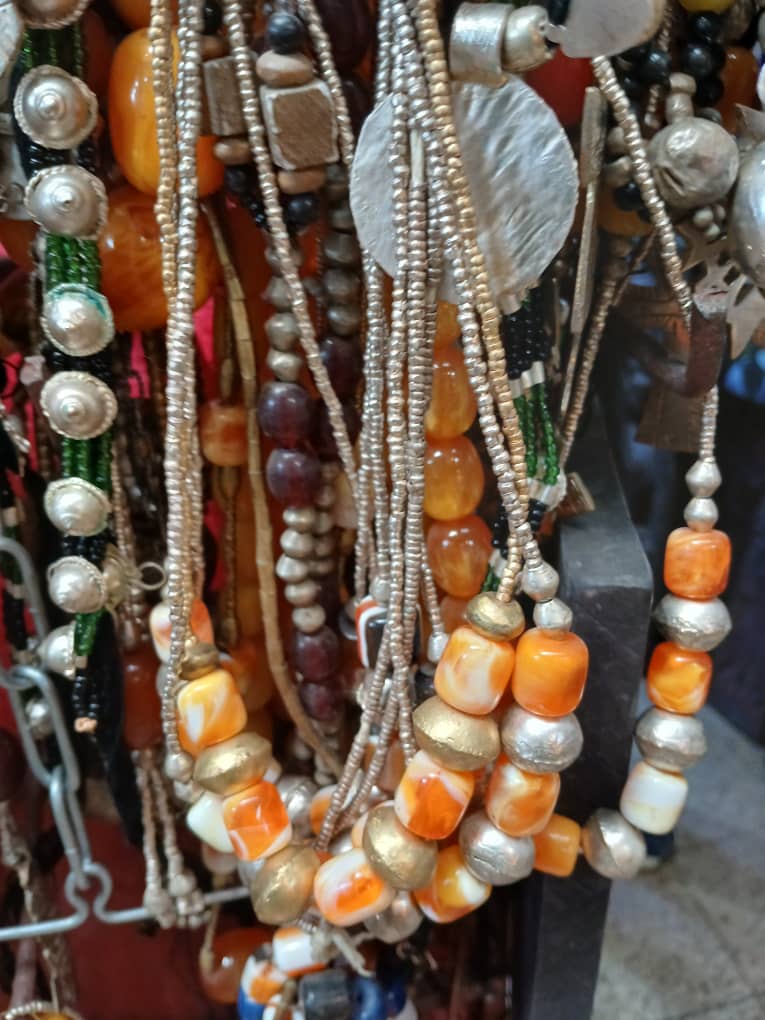 Collier perles ambre et métal doré